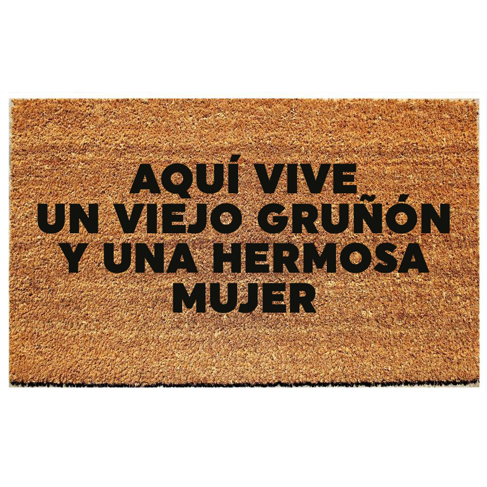 aqui vive un viejo grunon y una mujer hermosa