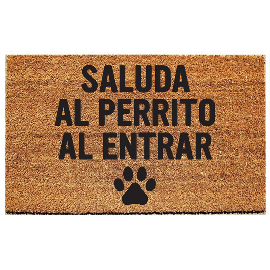 salude al perro al entrar