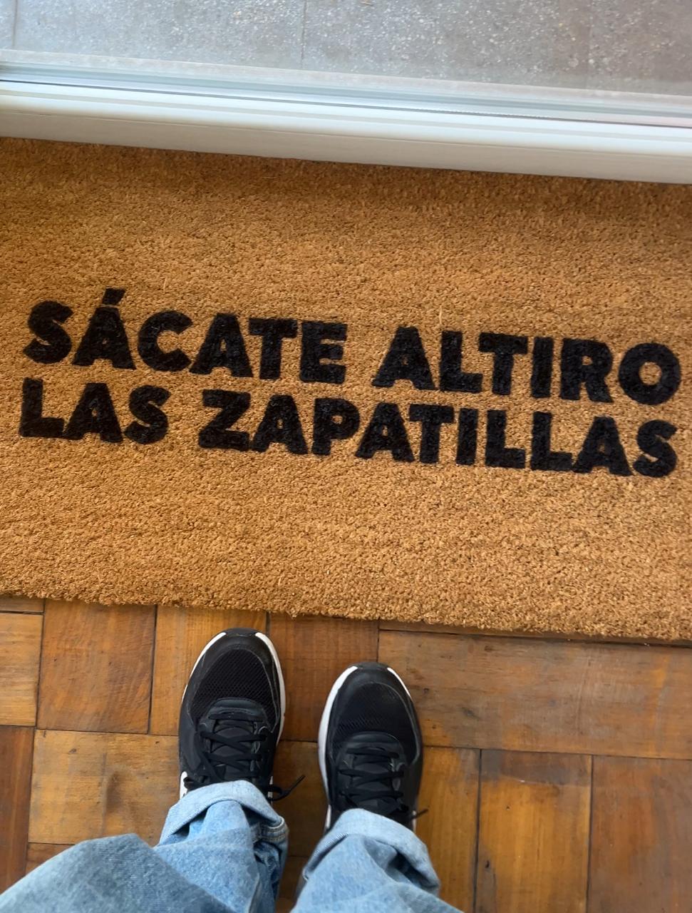 SACATE ALTIRO LAS ZAPATILLAS